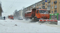 В Твери в круглосуточном режиме 40 единиц спецтехники убирают и вывозят снег