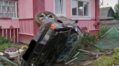 В Тверской области BMW вылетел на участок дома и перевернулся