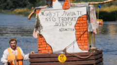 В Торжке по реке сплавилась русская печь