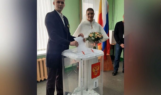 Молодожены из Тверской области пришли на выборы сразу после регистрации брака