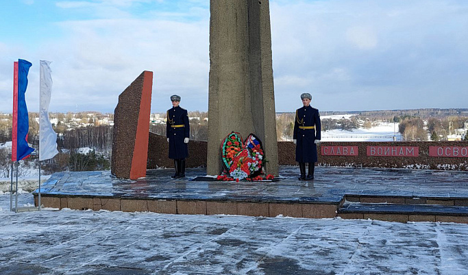 В Зубцовском округе в честь дня освобождения возложили цветы к обелиску Мемориального комплекса 
