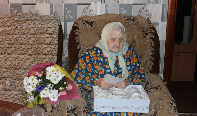 Со 100-летним юбилеем ветерана поздравил губернатор Тверской области