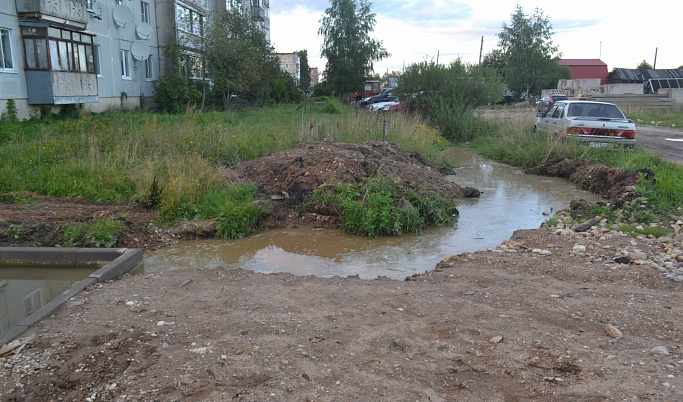 Жители домов Тверской области страдают из-за затопленного канализацией подвала