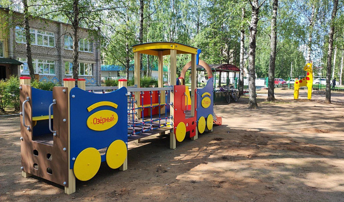 В детских садах Тверской области устанавливают новые уличные игровые комплексы 