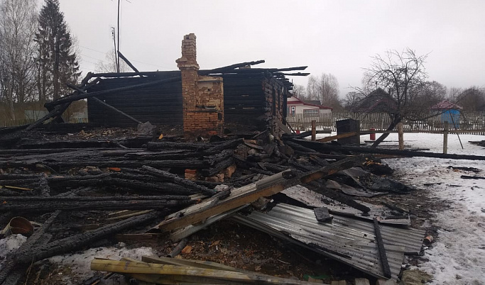 Женщина погибла при пожаре в частном доме в Тверской области