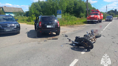 В Торжке на перекрёстке иномарка столкнулась с мотоциклом