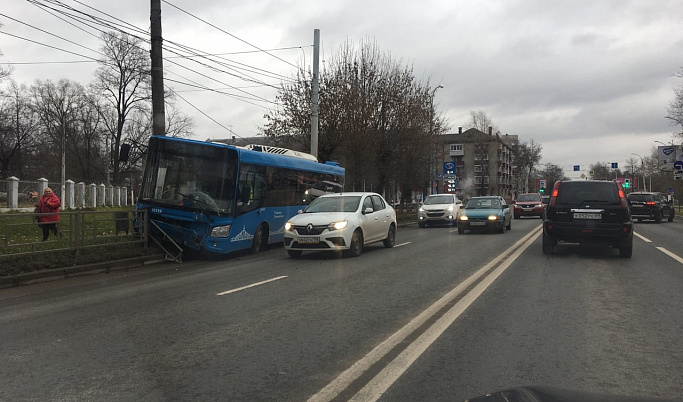 В Твери пассажирский автобус врезался в металлическое ограждение