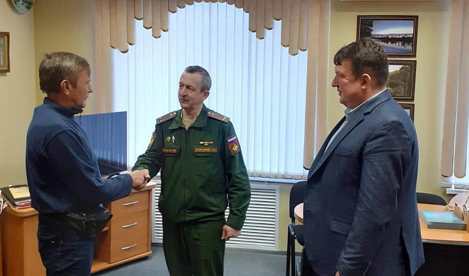 В Максатихе участнику СВО Анатолию Корешову вручили удостоверение ветерана боевых действий