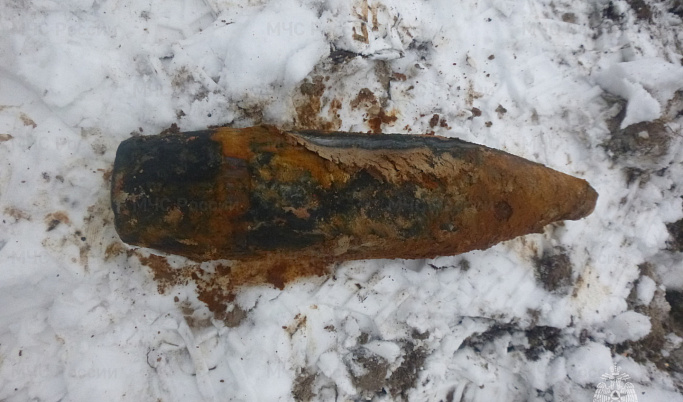 В районе деревни Конаковского округа нашли артиллерийский снаряд