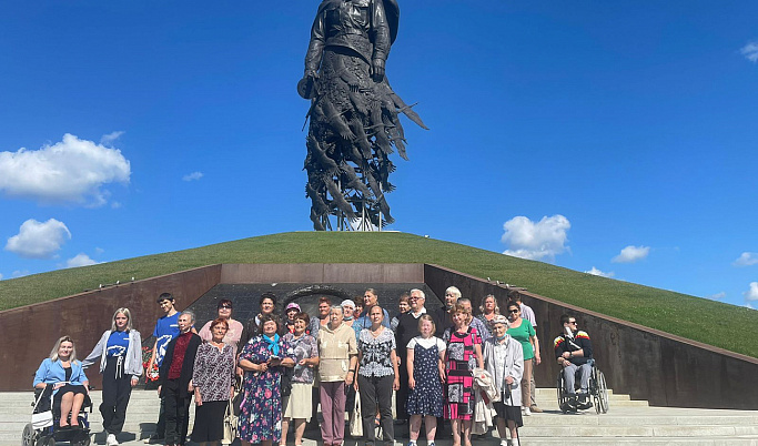 Маломобильные граждане и ветераны труда побывали на Ржевском мемориале Советскому солдату