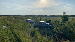 В Тверской области два автомобиля вылетели в кювет после столкновения