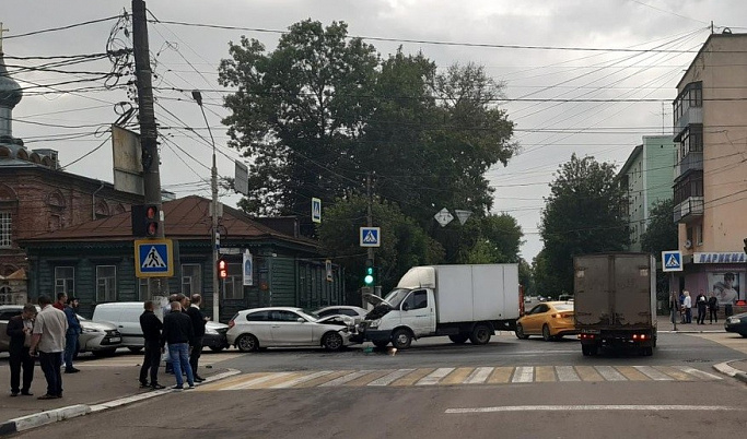 В Твери шесть автомобилей столкнулись на улице Софьи Перовской