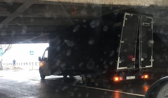 Под мостом в Твери застрял грузовик