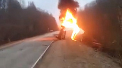 На дороге в Тверской области сняли на видео горящий грузовик