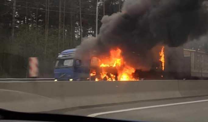 На трассе М-10 в Тверской области у фуры во время движения загорелся двигатель