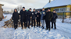 Под Тверью старшеклассники помогли семье мобилизованного подготовиться к зиме