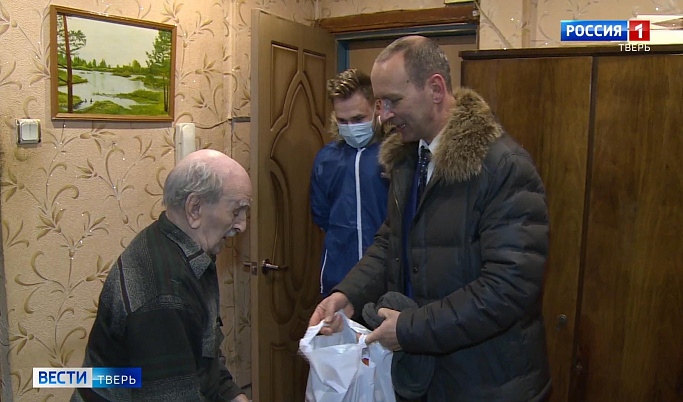 В Тверской области волонтеры дарят ветеранам новогодние подарки