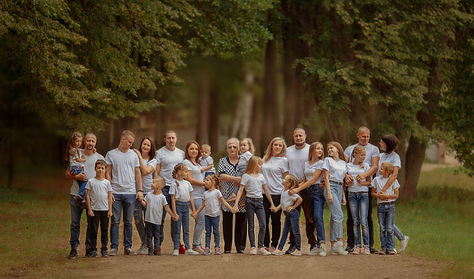 Фотографию многодетной семьи из Тверской области отметили на конкурсе «От трёх до бесконечности»