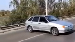 Водитель в Тверской области заблокировал движение на мосту