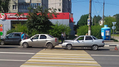 В Твери после столкновения автомобиль сбил женщину-пешехода
