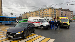 На Комсомольском проспекте в Твери «Мазда» столкнулась с машиной скорой помощи 