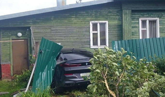 В Твери автомобиль снес забор и врезался в дом
