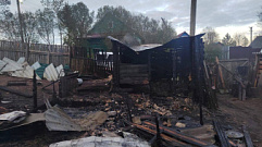 Два человека погибли на пожаре в деревне в Тверской области