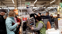 Видео: неадекватный мужчина прыгал по кассе гипермаркета в Твери
