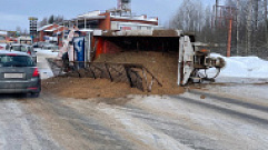 На дороге в Тверской области перевернулся «КамАЗ» с песком