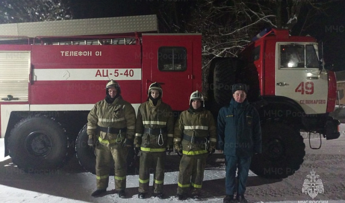 Огнеборцы спасли мужчину из горящей квартиры в Тверской области