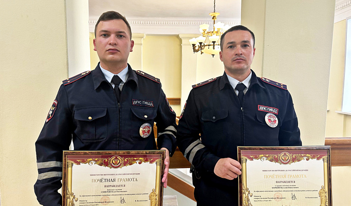 Тверских госавтоинспекторов, спасших людей во время пожара, представили к награде