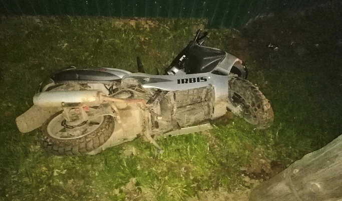 В Тверской области водитель скутера врезался в электрический столб
