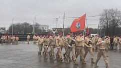В Твери молодежь прошла маршем у Обелиска Победы в честь годовщины военного парада на Красной площади