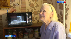 «Бабушка, я рядом»: одиноким пенсионерам в Тверской области помогают волонтеры 