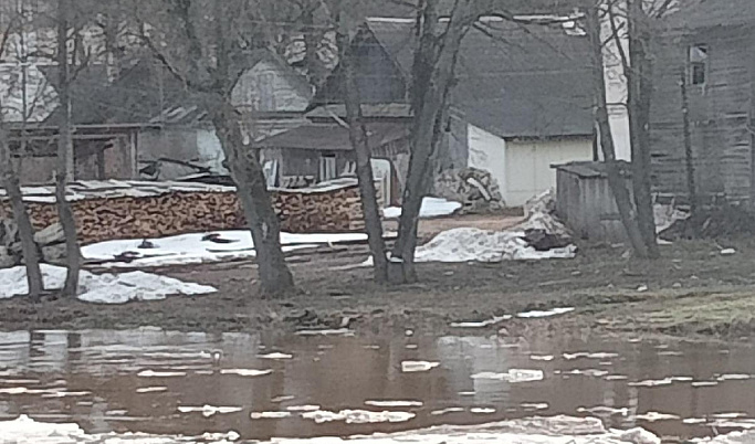 Пониженные участки местности затопило в Тверской области