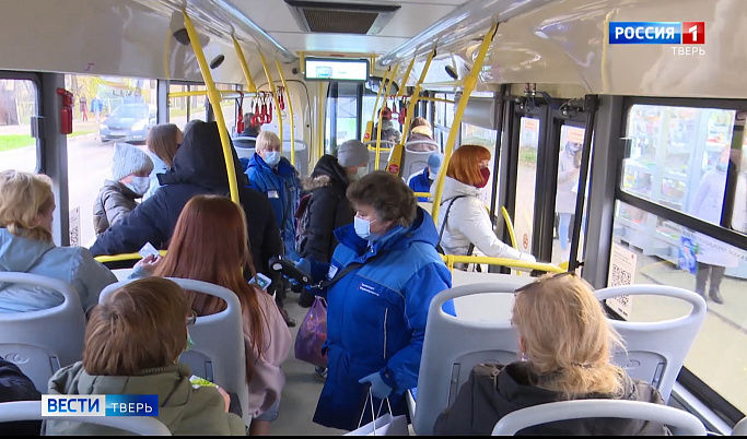 В тверских автобусах продолжают раздавать маски забывчивым пассажирам