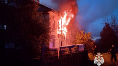 Огнеборцы эвакуировали 20 человек из горящего дома в Тверской области