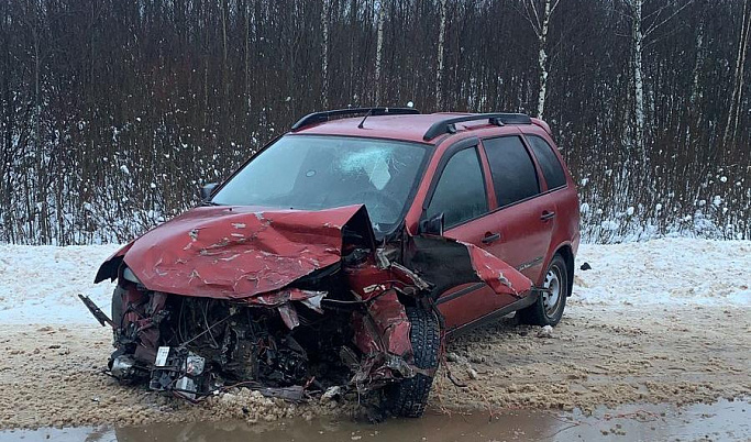 В Тверской области в лобовом ДТП пассажир получил травмы лица
