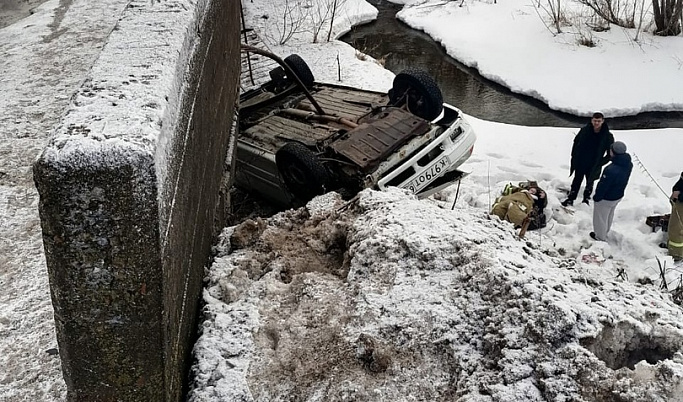 Автомобиль слетел с моста в Тверской области