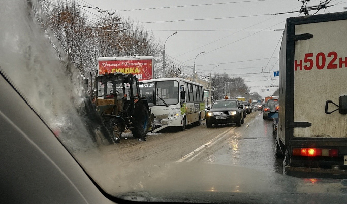 На Петербургском шоссе в Твери маршрутка протаранила трактор