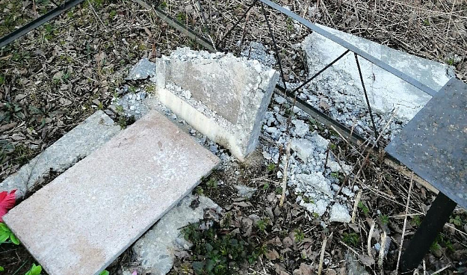 Вандалы устроили погром на кладбище в Кимрах