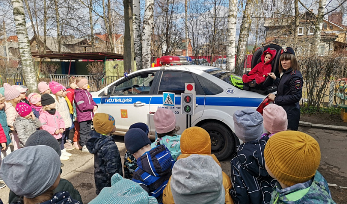 Тверские госавтоинспекторы провели учебный тренинг по правилам дорожного движения в детском саду