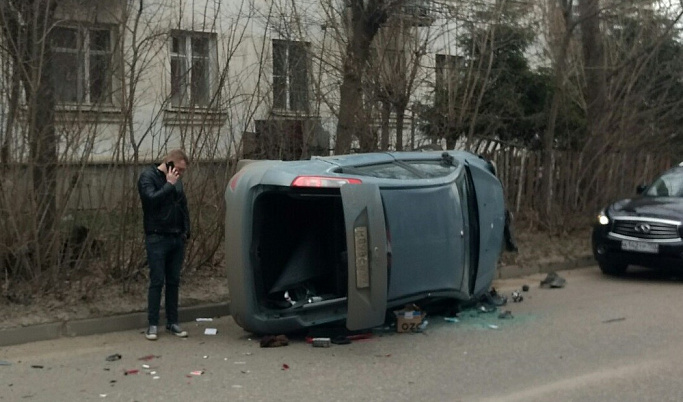 Утром в Заволжском районе Твери столкнулись три автомобиля