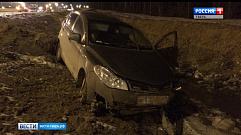 На трассе М-10 в Тверской области иномарка врезалась в ограждение и съехала в кювет