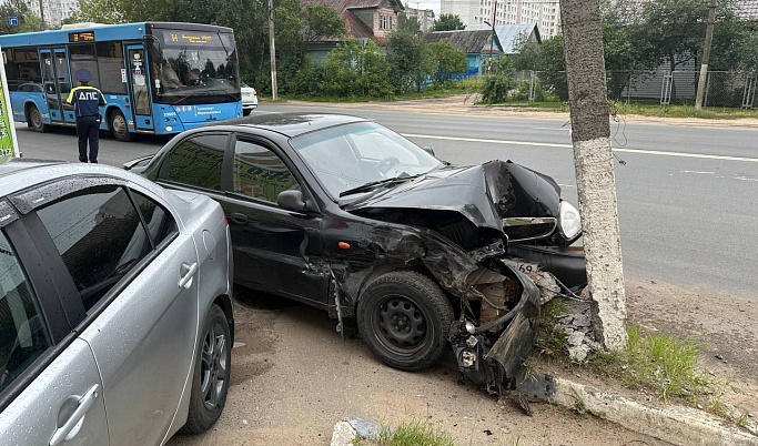 В Твери водитель устроил ДТП из-за упавшего телефона