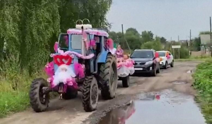 В Тверской области свадебный кортеж возглавил трактор