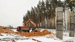 На площадке строительства путепровода через Октябрьскую железную дорогу в Твери заливают опоры сооружения