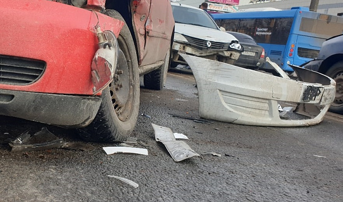 Авария с четырьмя автомобилями в Твери попала на видео