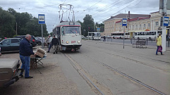 В Твери торговали колбасой в одном шаге от трамвайных путей