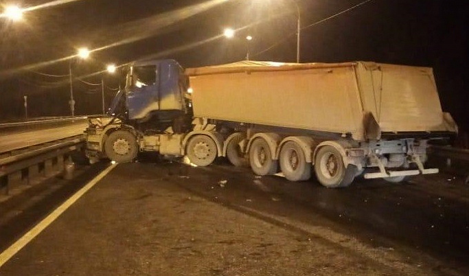 Два большегруза столкнулись на М-10 в Тверской области